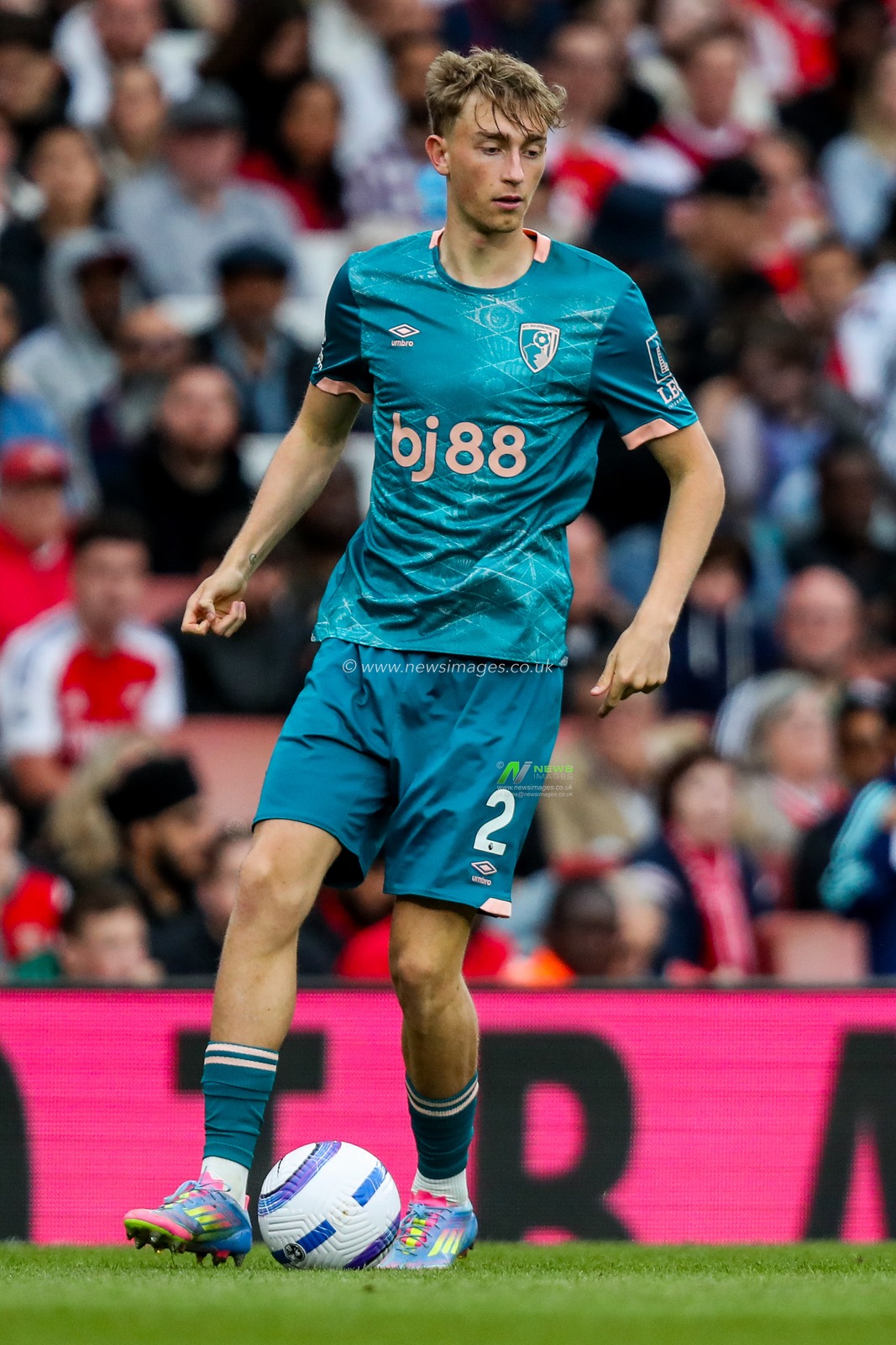 Dean Huijsen of AFC Bournemouth runs with the ball during the Premier League match Arsenal vs Bournemouth at Emirates Stadium, London, United Kingdom, 3rd May 2025

(Photo by Izzy Poles/News Images)