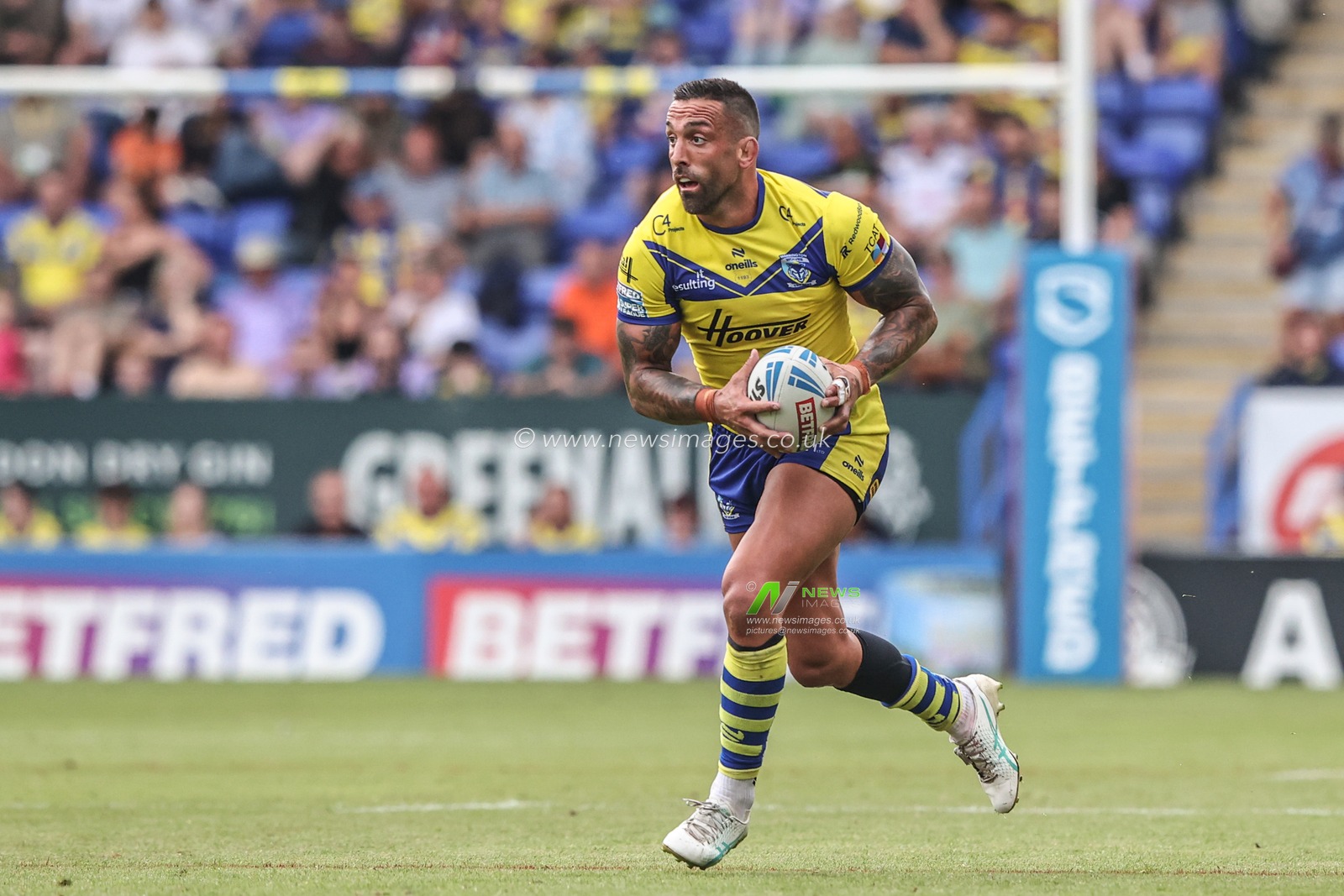 Paul Vaughan of Warrington Wolves breaks with the ball during the Betfred Super League round 15 match Warrington Wolves vs Huddersfield Giants at Halliwell Jones Stadium, Warrington, United Kingdom, 21st June 2025

(Photo by Alfie Cosgrove/News Images)
