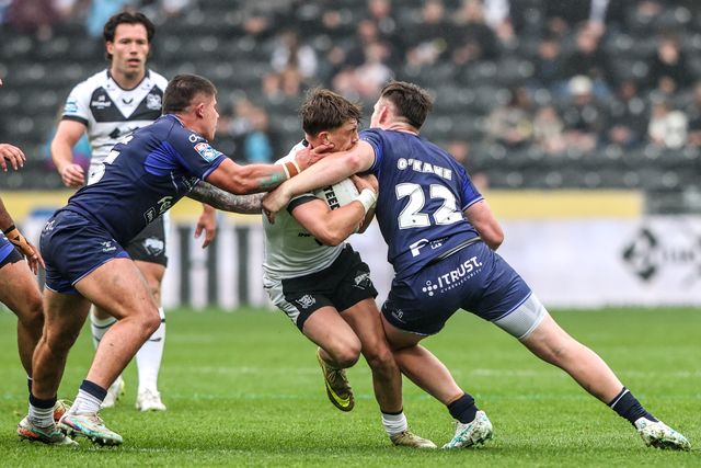 Logan Moy of Hull FC is tackled by Henry O'Kane of Toulouse Olympique during the Betfred Super League round 10 match Hull FC vs Toulouse Olympique at MKM Stadium, Hull, United Kingdom on 03 May 2026

(Photo by Alfie Cosgrove/News Images)