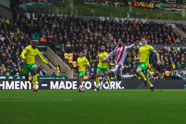 Lewis Baker of Stoke City shoots and scores Stokes first goal during the Sky Bet Championship match Norwich City vs Stoke City at Carrow Road, Norwich, United Kingdom, 22nd February 2025

(Photo by Craig Evans/News Images)