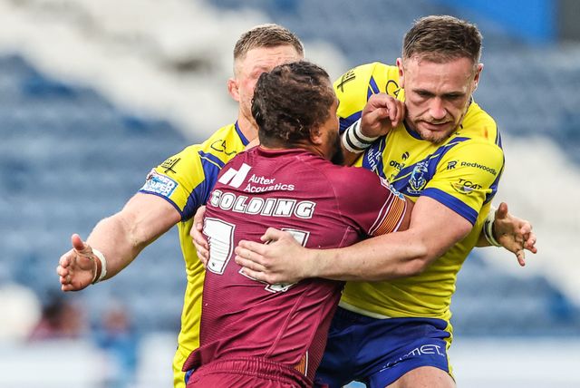 Ashton Golding of Huddersfield Giants is tackled by Luke Yates of Warrington Wolves and Ben Currie of Warrington Wolves during the Betfred Super League Round 23 match Huddersfield Giants vs Warrington Wolves at Accu Stadium, Huddersfield, United Kingdom, 24th August 2025

(Photo by Alfie Cosgrove/News Images)