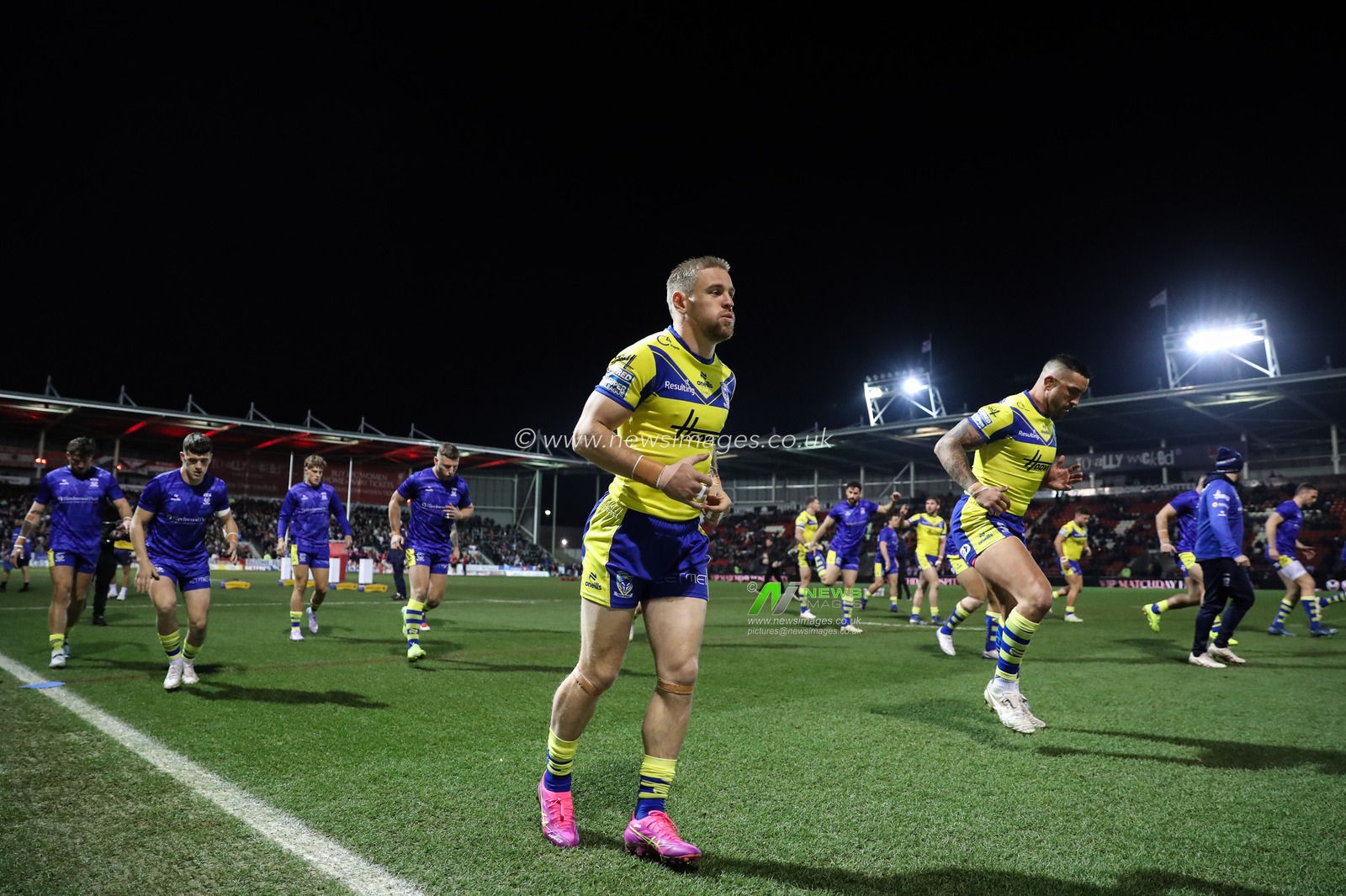 Matt Dufty of Warrington Wolves during the pre-game warm up ahead of the Betfred Super League Round 5 match St Helens vs Warrington Wolves at Totally Wicked Stadium, St Helens, United Kingdom, 21st March 2025

(Photo by Gareth Evans/News Images)