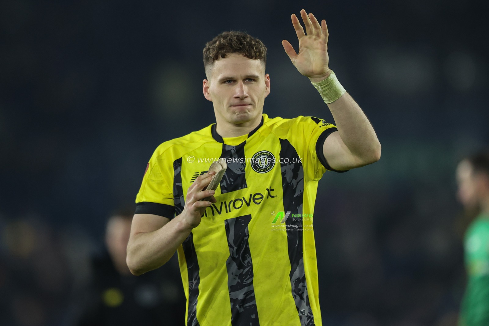 Toby Sims of Harrogate Town waves top the fans after the game during the Emirates FA Cup 3rd Round match Leeds United vs Harrogate Town at Elland Road, Leeds, United Kingdom, 11th January 2025

(Photo by Alfie Cosgrove/News Images)