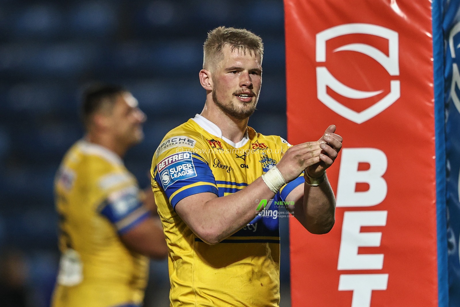 Tom Holroyd of Leeds Rhinos applauds the home fans after the game during the Betfred Super League match Salford Red Devils vs Leeds Rhinos at Salford Community Stadium, Eccles, United Kingdom, 10th April 2025

(Photo by Alfie Cosgrove/News Images)
