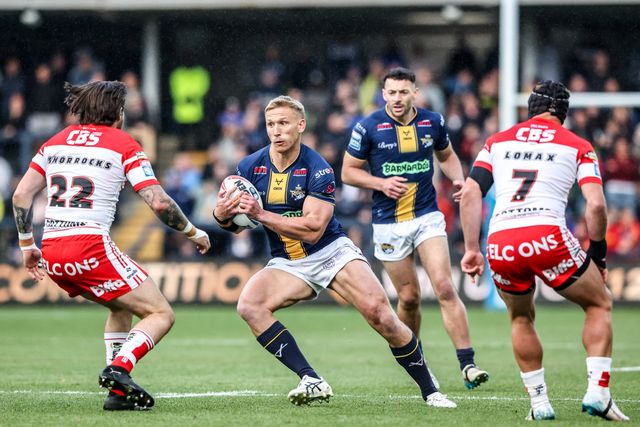Mikołaj Olędzki of Leeds Rhinos breaks with the ball during the Betfred Super League round 13 match Leeds Rhinos vs St Helens at AMT Headingley Stadium, Leeds, United Kingdom on 04 June 2026

(Photo by Alfie Cosgrove/News Images)