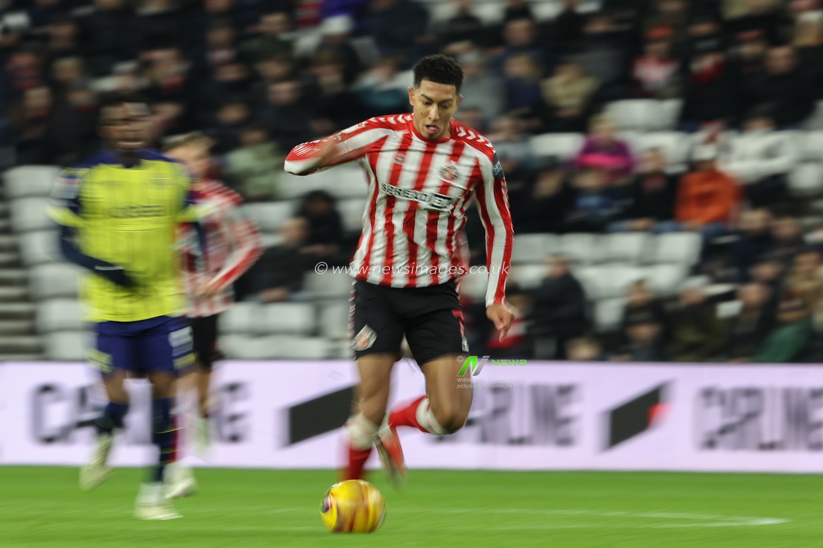 Jobe Bellingham of Sunderland breaks with the ball during the Sky Bet Championship match Sunderland vs West Bromwich Albion at Stadium Of Light, Sunderland, United Kingdom, 26th November 2024

(Photo by Alfie Cosgrove/News Images)