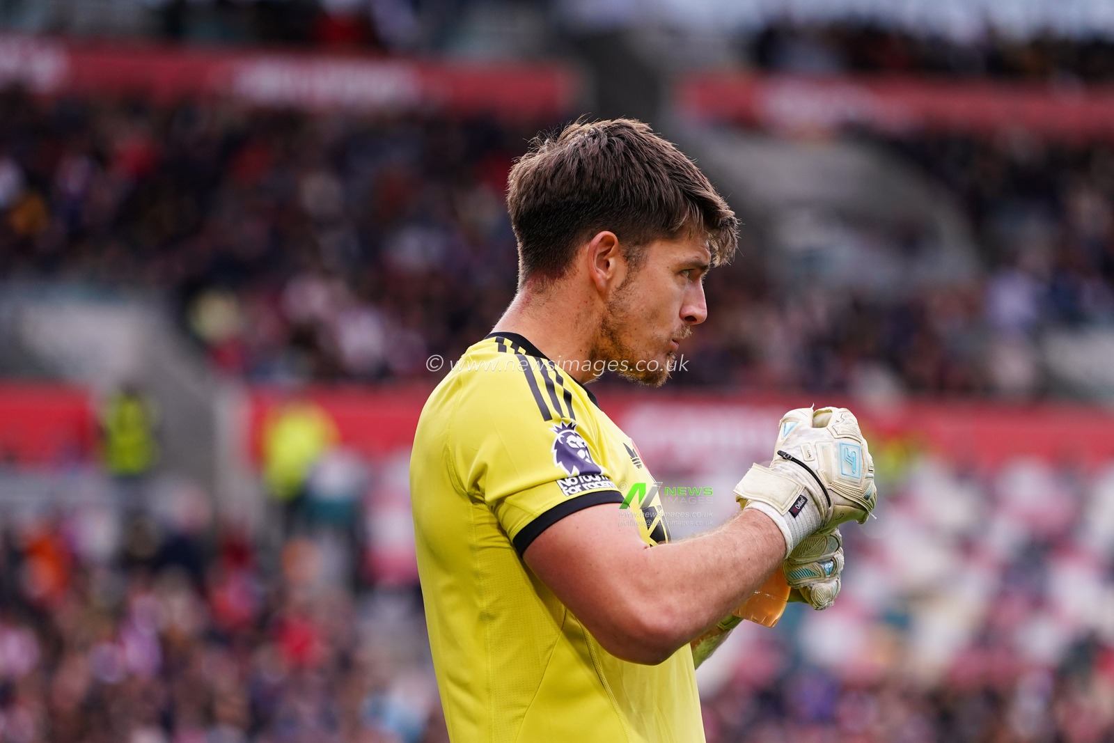Nick Pope of Newcastle United during the Premier League match Brentford vs Newcastle United at The Gtech Community Stadium, London, United Kingdom, 9th November 2025

(Photo by Harvey Murphy/News Images)

*** GER AUT SUI OUT ***