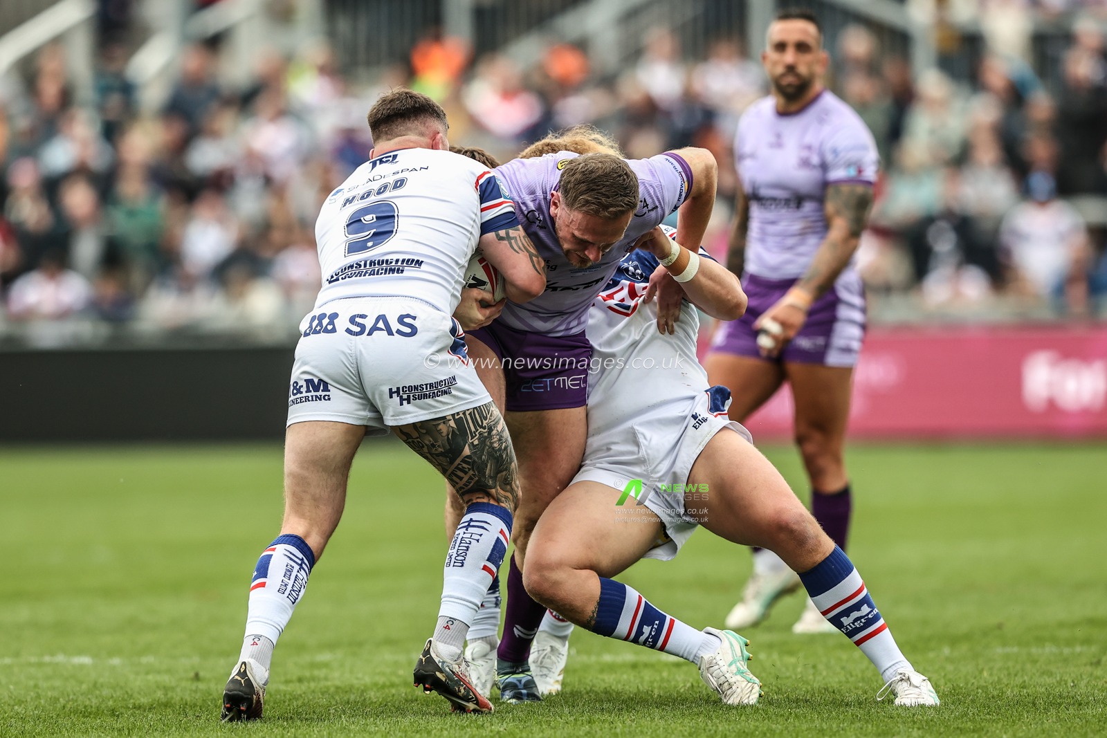 Ben Currie of Warrington Wolves is tackled during the Betfred Super League Round 11 match Wakefield Trinity vs Warrington Wolves at DIY Kitchens Stadium, Wakefield, United Kingdom, 18th May 2025

(Photo by Alfie Cosgrove/News Images)