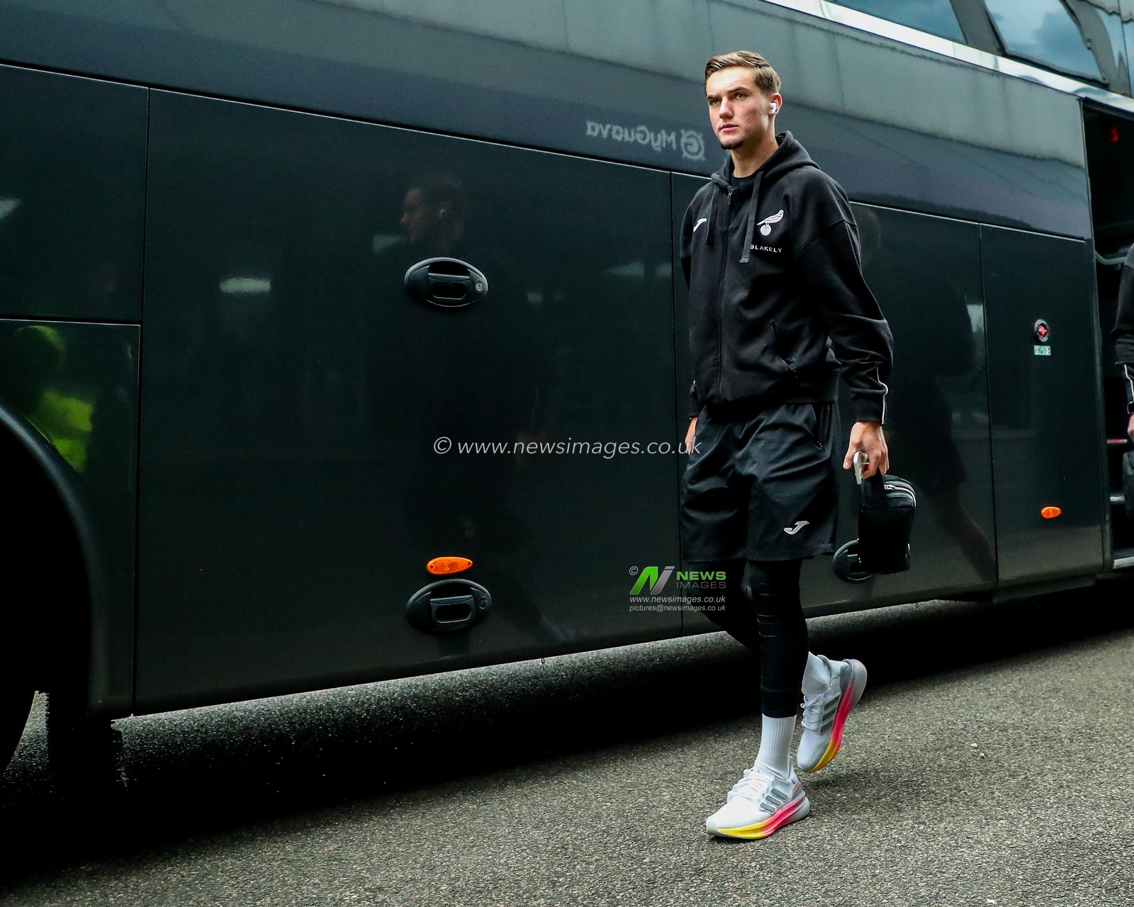 Jacob Wright of Norwich City arrives at The Den prior to the Sky Bet Championship match Millwall vs Norwich City at The Den, London, United Kingdom, 21st April 2025

(Photo by Izzy Poles/News Images)