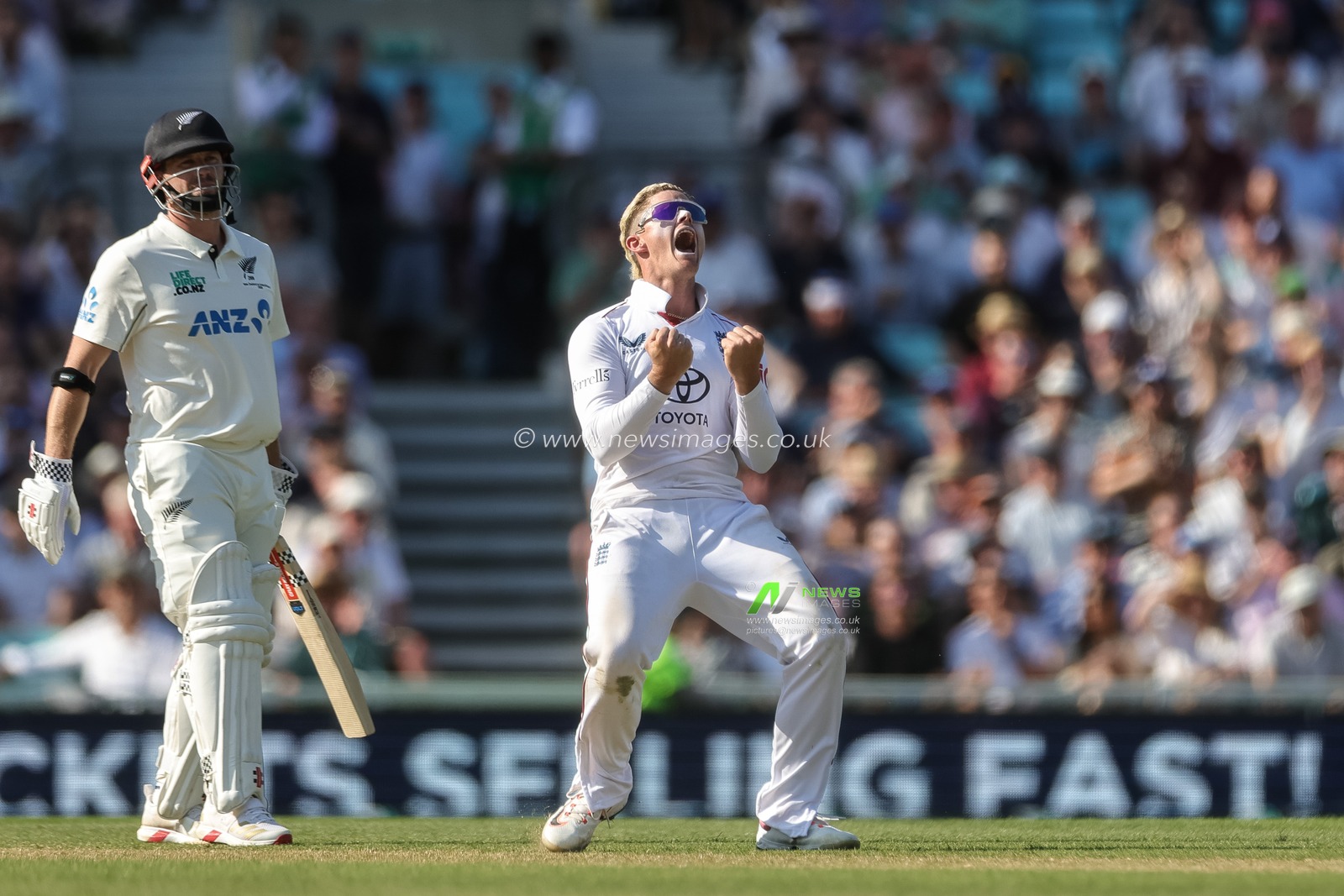 Jacob Bethell of England celebrates the wicket of Rachin Ravindra of New Zealand during the 2nd Rothesay Test Match Day 3 match England vs New Zealand at The Kia Oval, London, United Kingdom on 19 June 2026

(Photo by Mark Cosgrove/News Images)