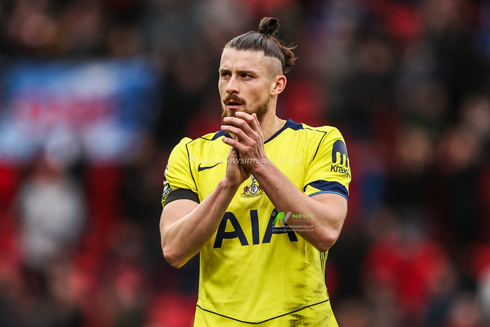Radu Dragusin of Tottenham Hotspur applauds the fans after the game during the Premier League match Manchester United vs Tottenham Hotspur at Old Trafford, Manchester, United Kingdom on 07 February 2026

(Photo by Alfie Cosgrove/News Images)