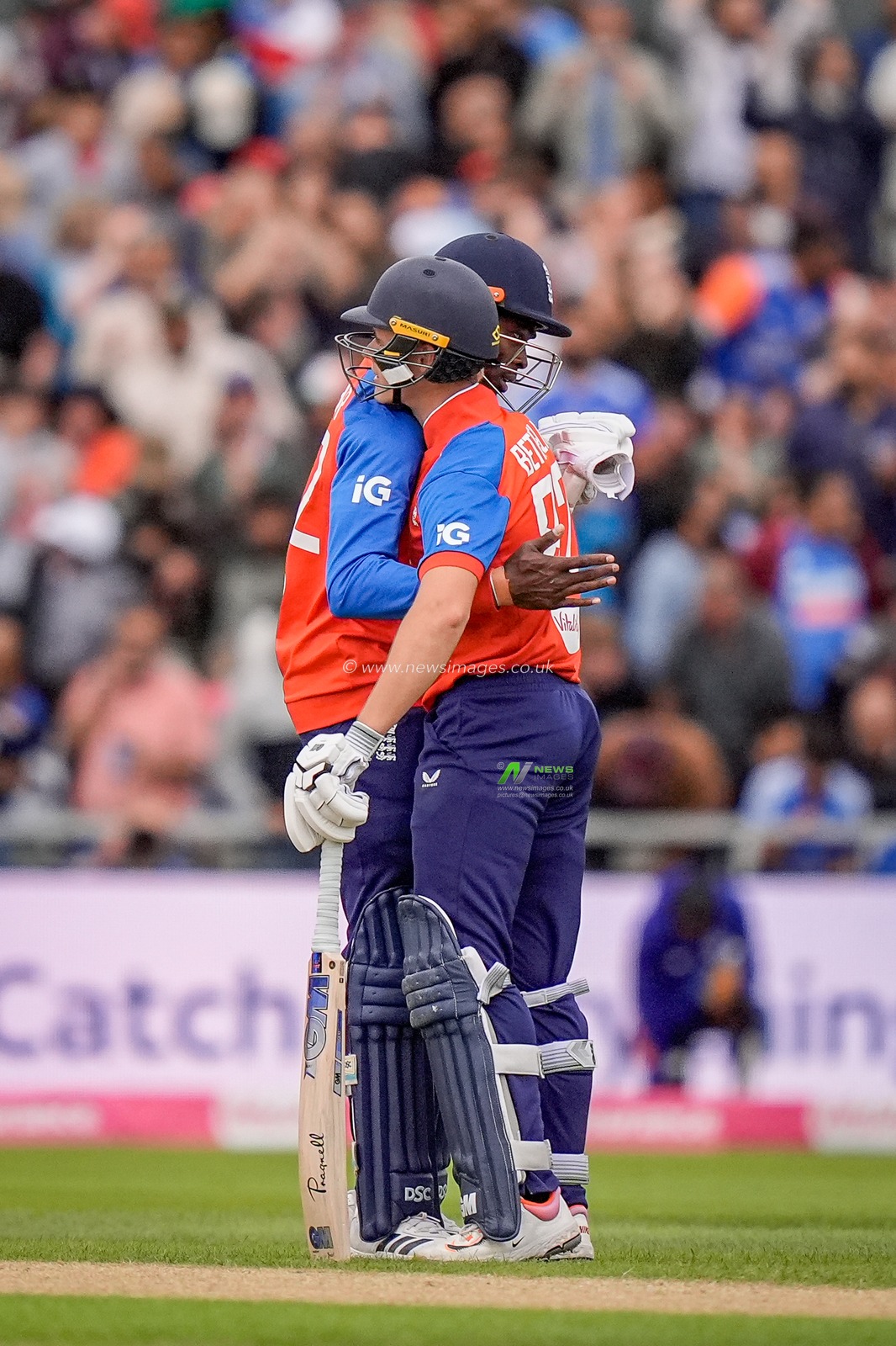 Jacob Bethell of England celebrates the winning run with Jofra Archer of England  during the Second Vitality T20 International match England vs India at Old Trafford, Manchester, United Kingdom on 04 July 2026

(Photo by Maynard Manyowa/News Images)
