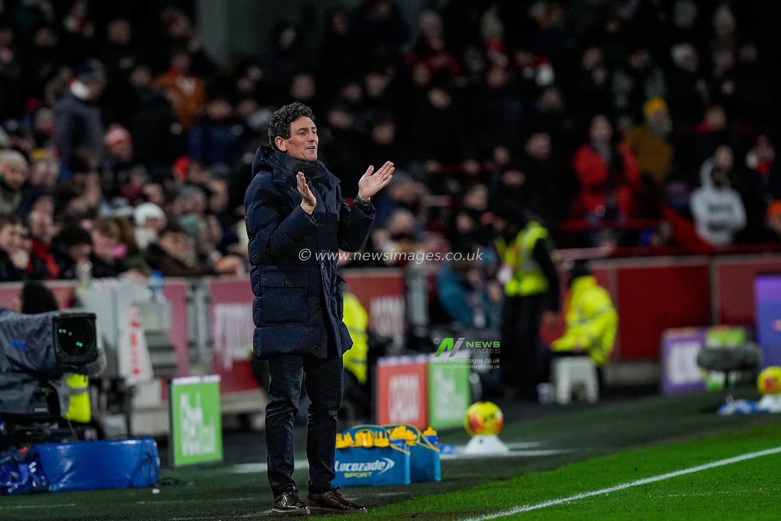 Keith Andrews manager of Brentford gives his team instructions during the Premier League match Brentford vs Sunderland at The Gtech Community Stadium, London, United Kingdom, 7th January 2026

(Photo by Maynard Manyowa/News Images)

*** GER AUT SUI OUT ***