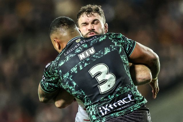 Alex Walmsley of St Helens is tackled by Tesi Niu of Leigh Leopards during the Betfred Super League match St Helens vs Leigh Leopards at The BrewDog Stadium, St Helens, United Kingdom on 20 February 2026

(Photo by Alfie Cosgrove/News Images)