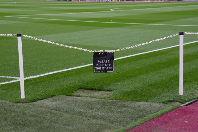 Please keep off the grass sign ahead of the Premier League match West Ham United vs Wolverhampton Wanderers at London Stadium, London, United Kingdom on 10 April 2026

(Photo by Harvey Murphy/News Images)