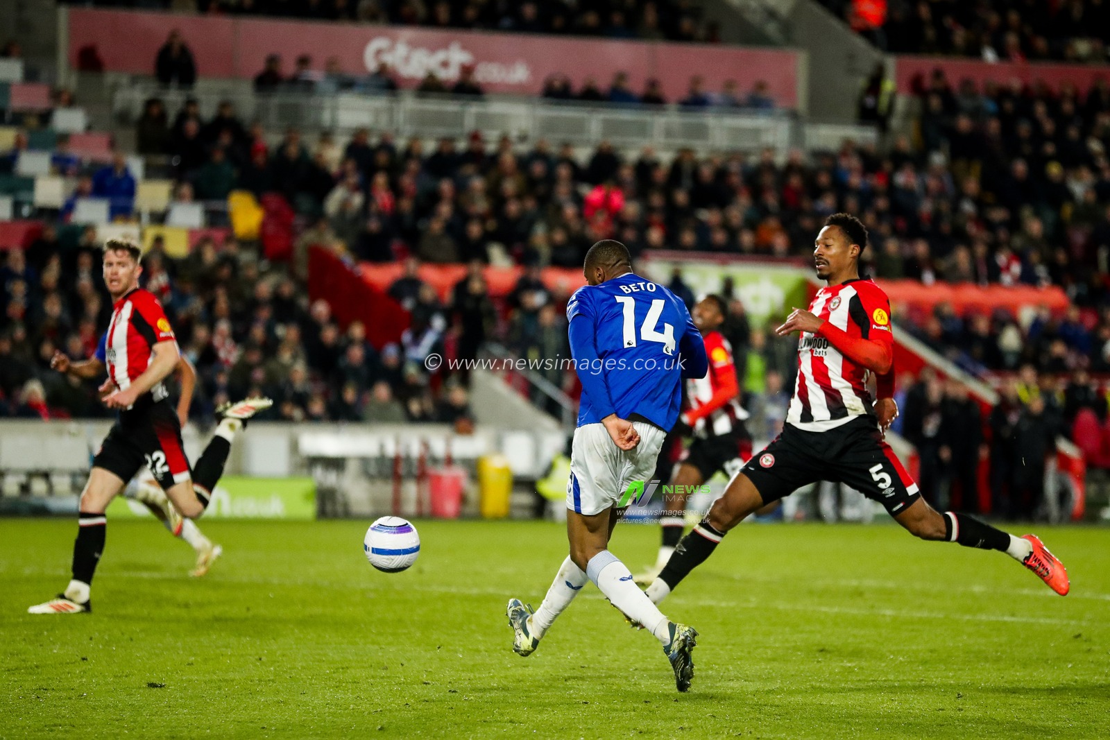 Beto of Everton crosses the ball during the Premier League match Brentford vs Everton at The Gtech Community Stadium, London, United Kingdom, 26th February 2025

(Photo by Izzy Poles/News Images)