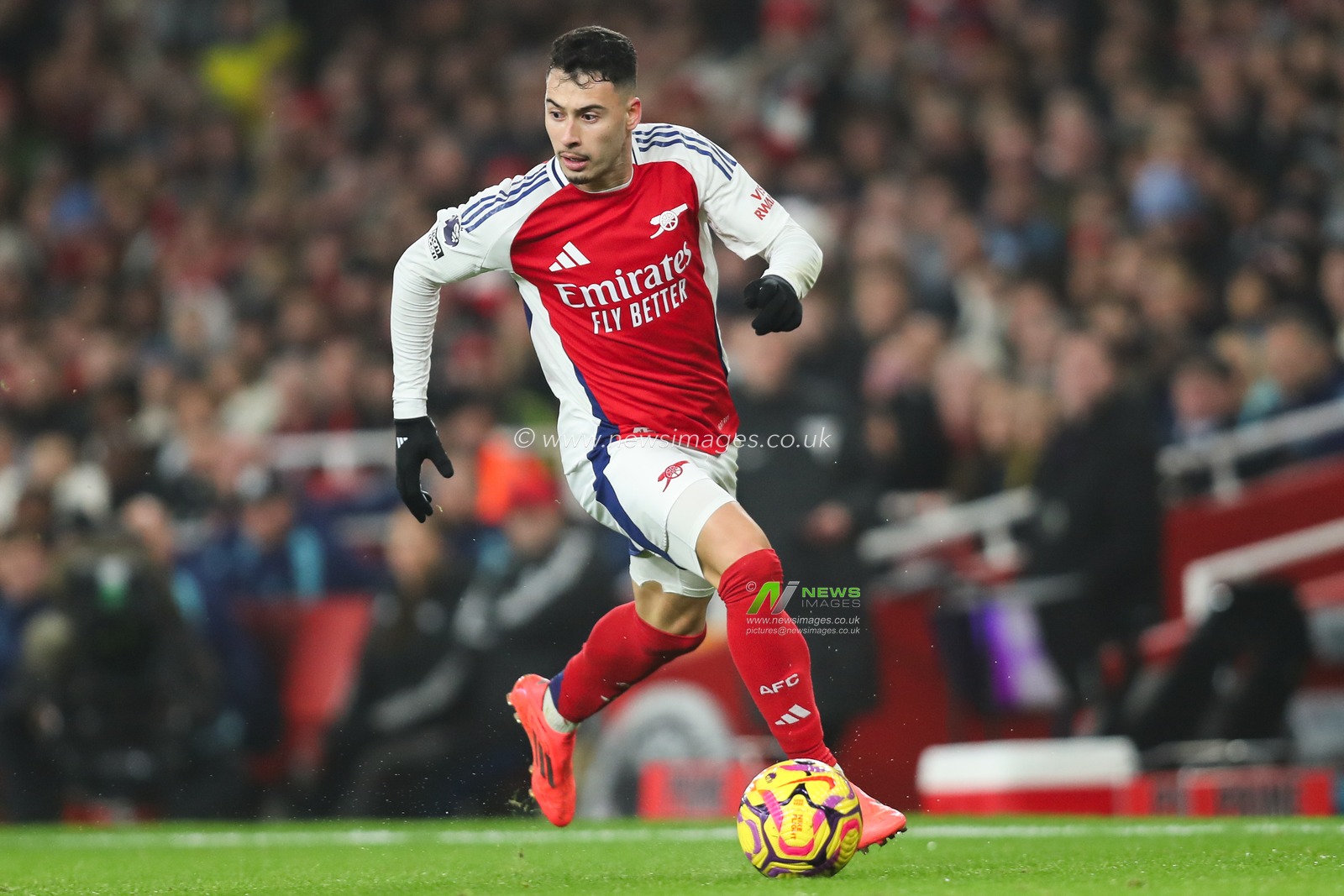 Gabriel Martinelli of Arsenal goes forward with the ball during the Premier League match Arsenal vs Ipswich Town at Emirates Stadium, London, United Kingdom, 27th December 2024

(Photo by Izzy Poles/News Images)