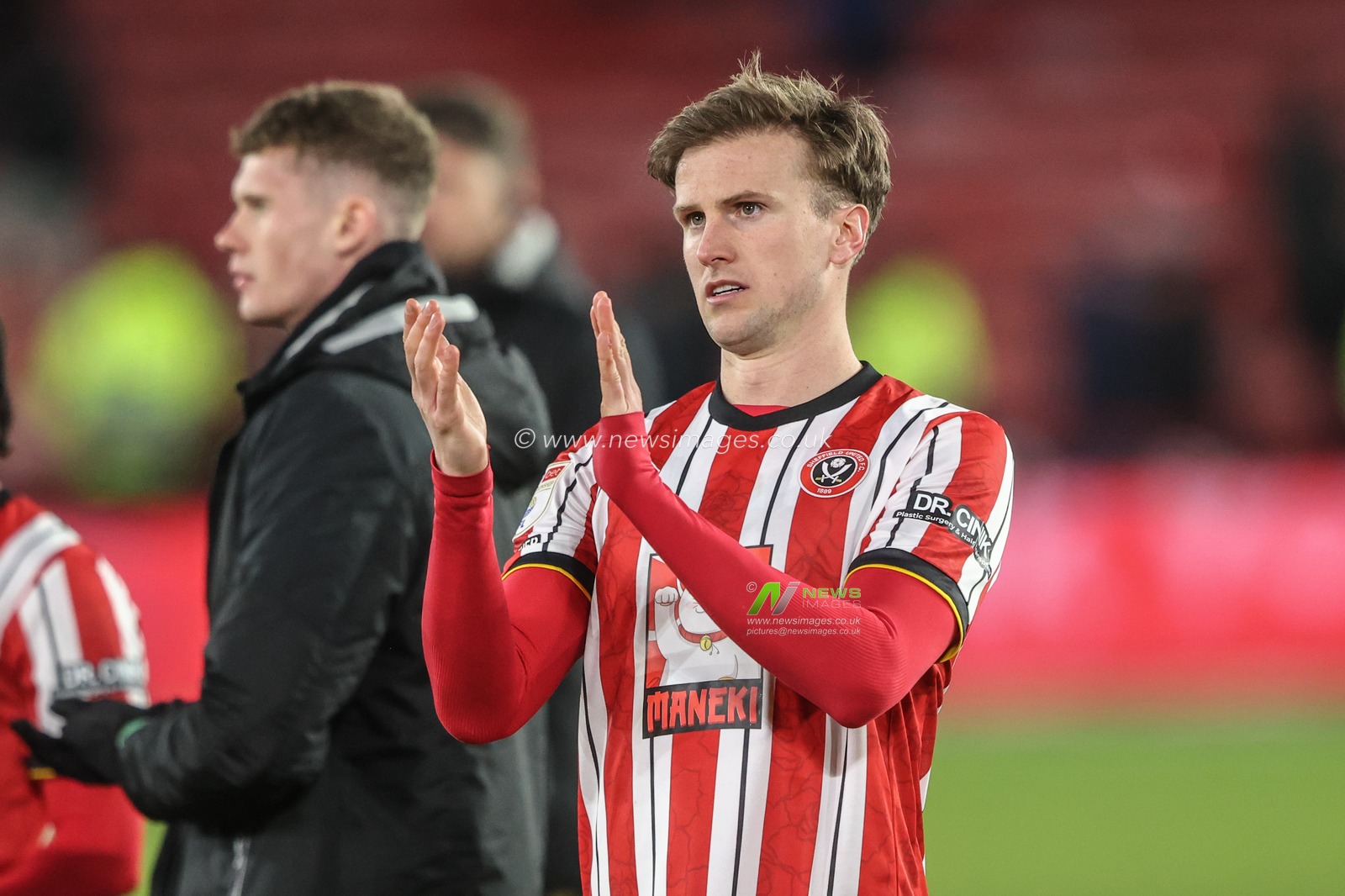 Rob Holding of Sheffield United applauds the fans after the game during the Sky Bet Championship match Sheffield United vs Bristol City at Bramall Lane, Sheffield, United Kingdom, 11th March 2025

(Photo by Alfie Cosgrove/News Images)
