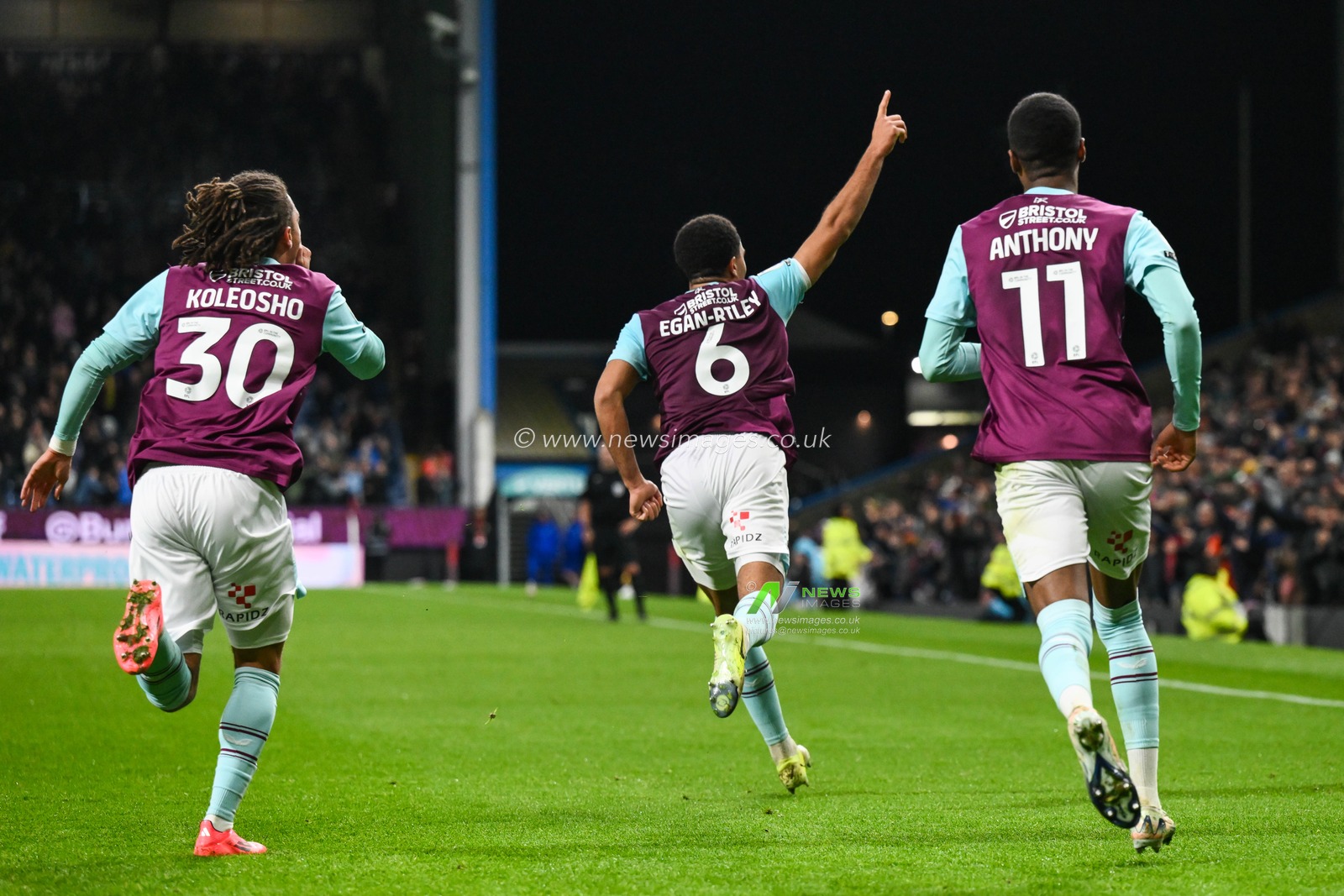 CJ Egan-Riley of Burnley celebrates his goal to make it 2-0 during the Sky Bet Championship match Burnley vs Coventry City at Turf Moor, Burnley, United Kingdom, 26th November 2024

(Photo by Craig Thomas/News Images)