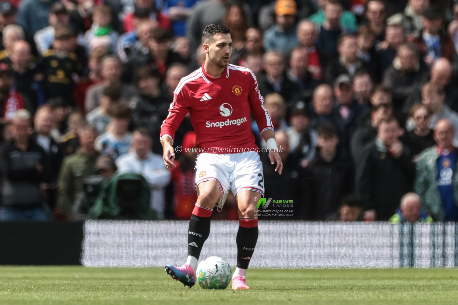Diogo Dalot of Manchester United with the ball during the Premier League match Manchester United vs Nottingham Forest at Old Trafford, Manchester, United Kingdom on 17 May 2026

(Photo by Mark Cosgrove/News Images)