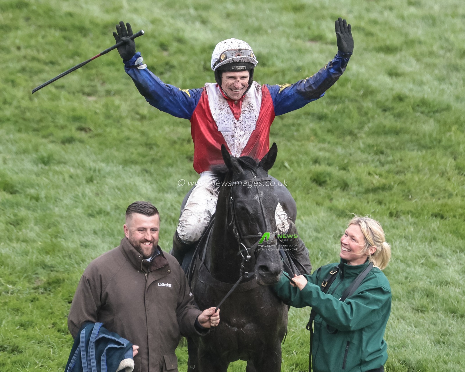 Mr Hope Street ridden by Harry Skelton wins the 14:30 William Hill Handicap Chase during the 2026 Randox Grand National Day at Aintree Racecourse, Aintree, United Kingdom on 11 April 2026

(Photo by Mark Cosgrove/News Images)
