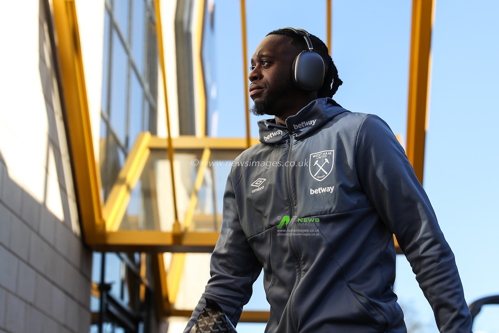 Aaron Wan-Bissaka of West Ham United arrives ahead of the Premier League match Wolverhampton Wanderers vs West Ham United at Molineux, Wolverhampton, United Kingdom, 1st April 2025

(Photo by Gareth Evans/News Images)