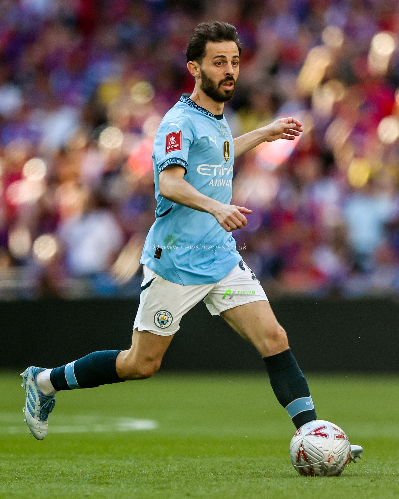 Bernardo Silva of Manchester City runs with the ball during the Emirates FA Cup Final match Crystal Palace vs Manchester City at Wembley Stadium, London, United Kingdom, 17th May 2025

(Photo by Alfie Cosgrove/News Images)