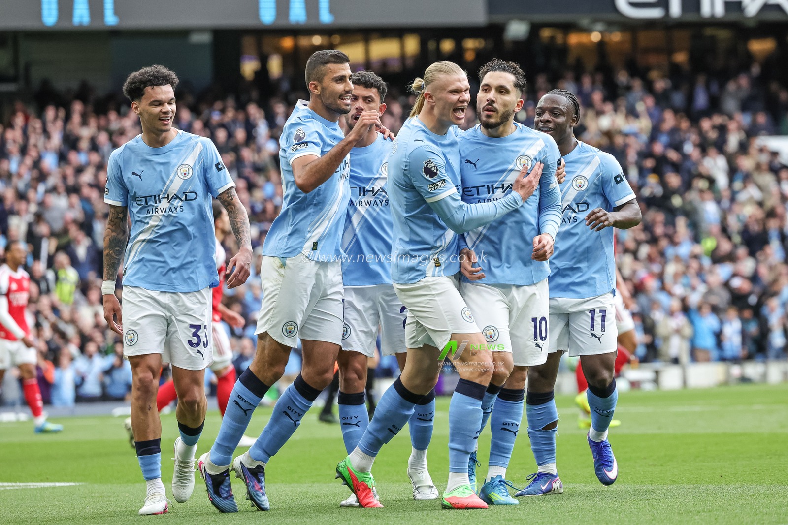 Rayan Cherki of Manchester City celebrates his goal to make it 1-0 during the Premier League match Manchester City vs Arsenal at Etihad Stadium, Manchester, United Kingdom on 19 April 2026

(Photo by Mark Cosgrove/News Images)