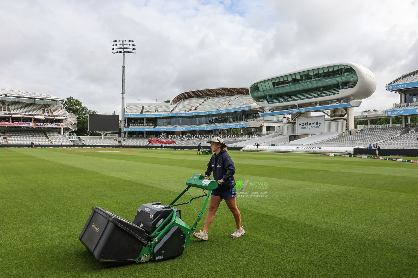 Ground staff make the final cut to the grass ahead of play on day 2 during the 1st Rothesay Test Match Day 2 match England vs New Zealand at Lords, London, United Kingdom on 05 June 2026

(Photo by Mark Cosgrove/News Images)