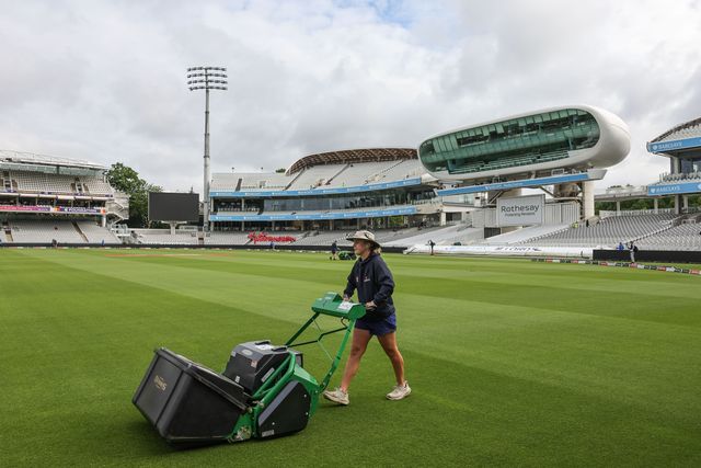 Ground staff make the final cut to the grass ahead of play on day 2 during the 1st Rothesay Test Match Day 2 match England vs New Zealand at Lords, London, United Kingdom on 05 June 2026

(Photo by Mark Cosgrove/News Images)