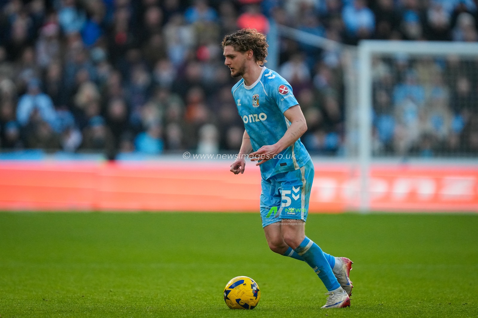 Jack Rudoni, of Coventry City controls the ball during the Sky Bet Championship match Coventry City vs Swansea City at Coventry Building Society Arena, Coventry, United Kingdom, 26th December 2025

(Photo by Maynard Manyowa/News Images)

*** GER AUT SUI OUT ***