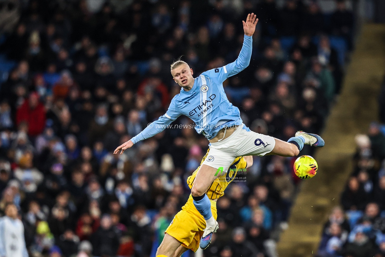 Erling Haland of Manchester City jumps up to win the high ball from Jan Paul van Hecke of Brighton & Hove Albion during the Premier League match Manchester City vs Brighton and Hove Albion at Etihad Stadium, Manchester, United Kingdom, 7th January 2026

(Photo by Alfie Cosgrove/News Images)

*** GER AUT SUI OUT ***