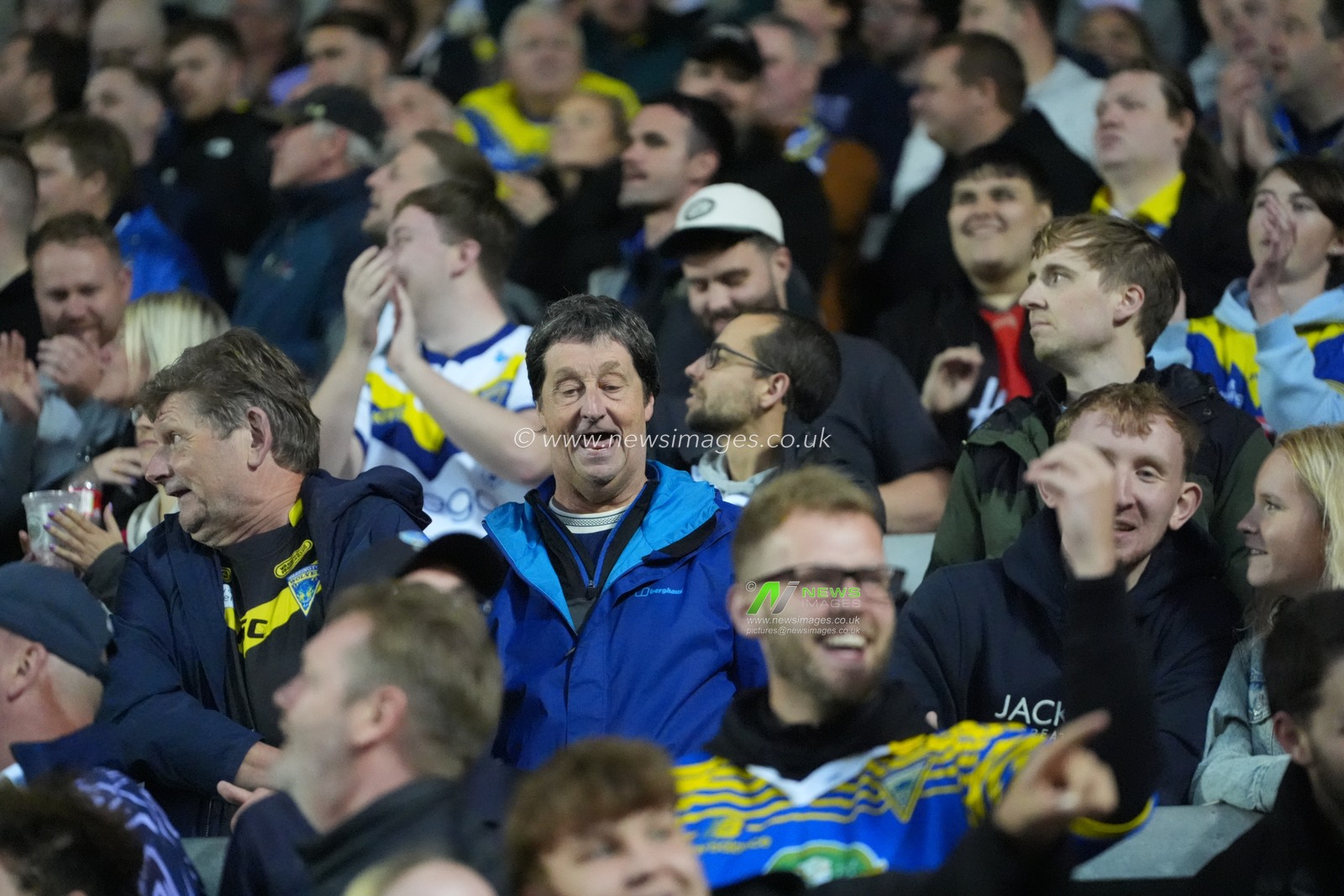 Warrington fans celebrate Ewan Irwin of Warrington Wolves going over for a try during the Betfred Super League round 14 match St Helens vs Warrington Wolves at The BrewDog Stadium, St Helens, United Kingdom on 11 June 2026

(Photo by Maynard Manyowa/News Images)