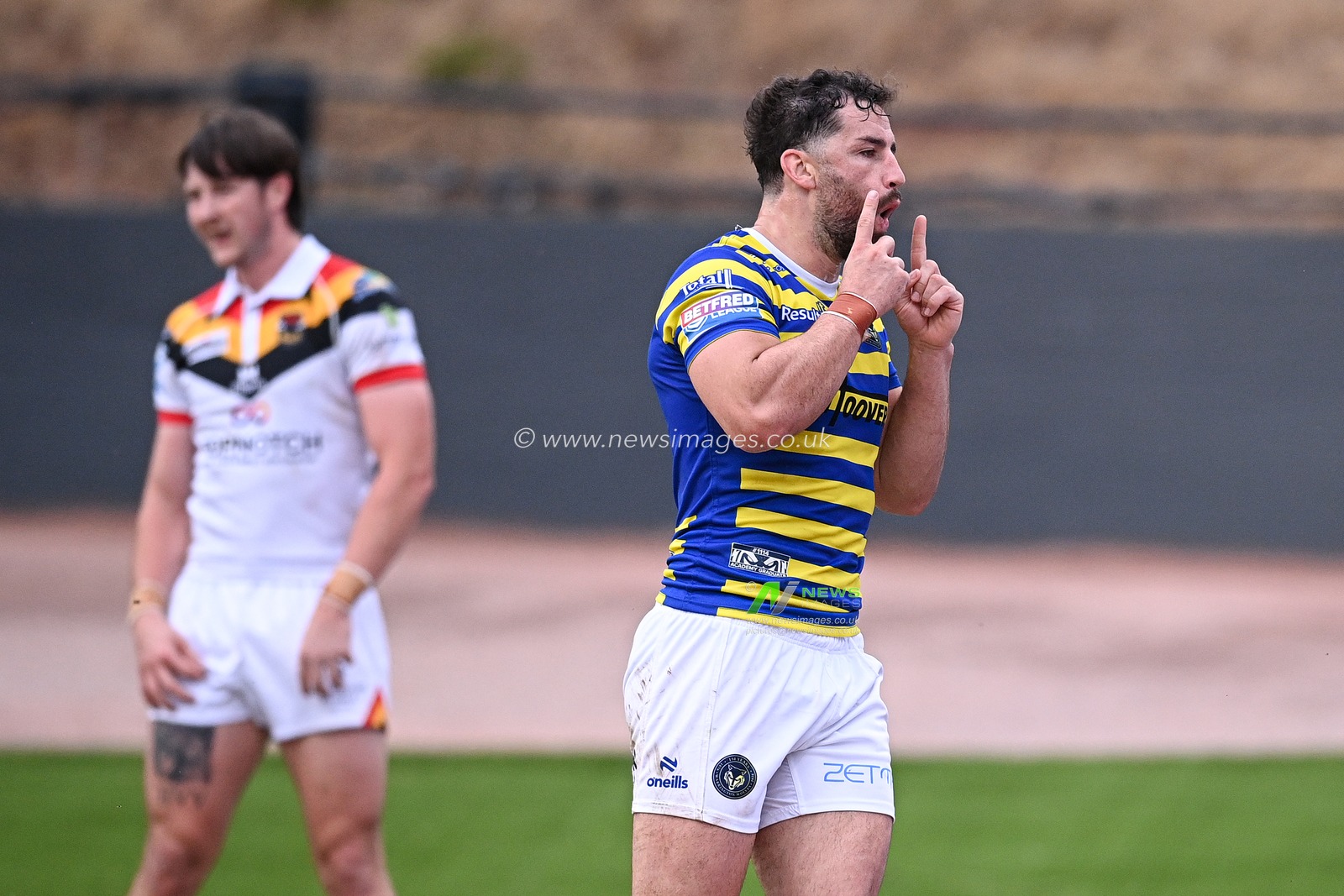 Toby King of Warrington Wolves celebrates scoring his team's third try during the Betfred Super League round 22 match Bradford Bulls vs Warrington Wolves at Odsal Stadium, Bradford, United Kingdom on 08 August 2026

(Photo by Ben Roberts/News Images)