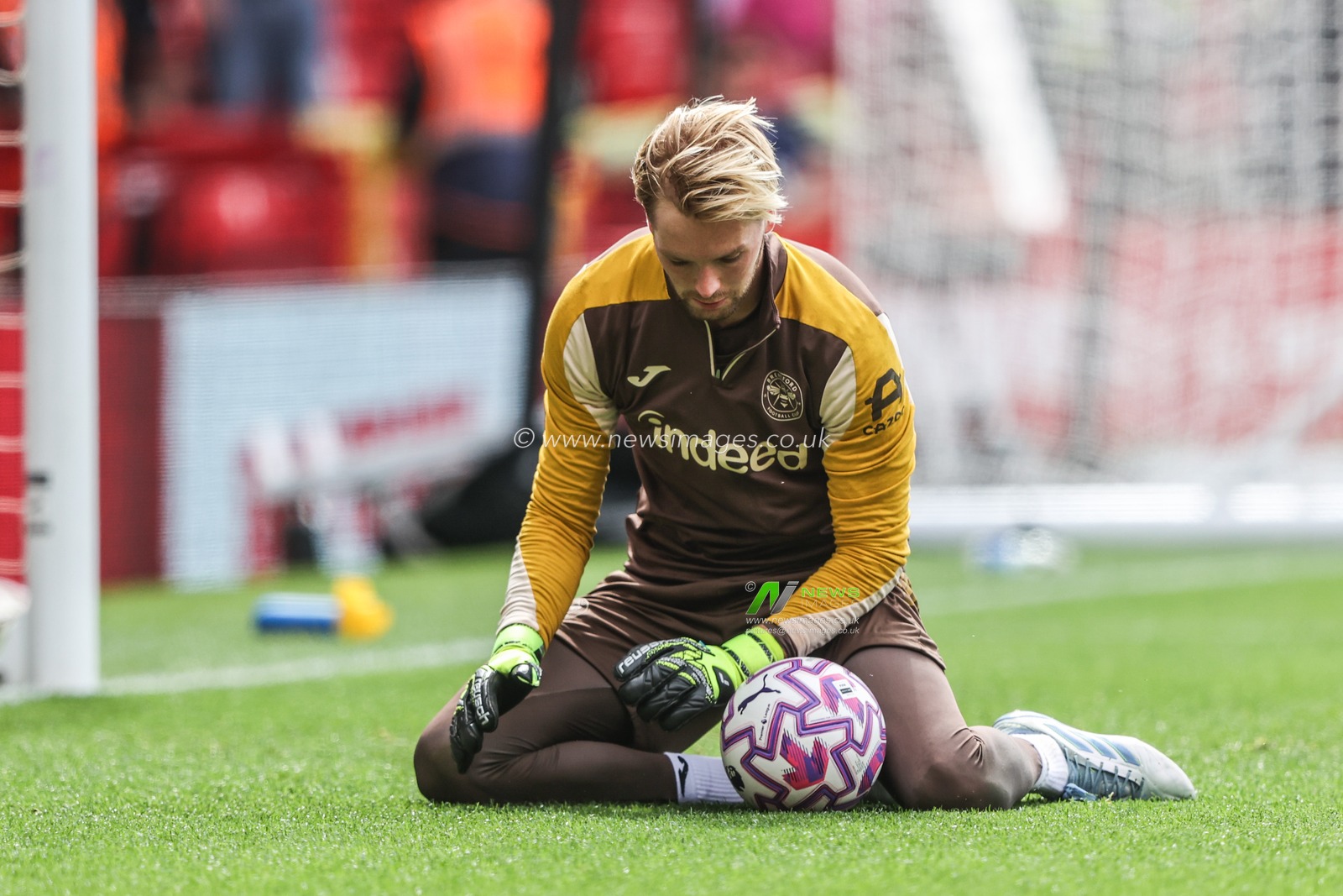 Caoimhin Kelleher of Brentford in the pregame warmup session during the Premier League match Nottingham Forest vs Brentford at City Ground, Nottingham, United Kingdom, 16th August 2025

(Photo by Alfie Cosgrove/News Images)