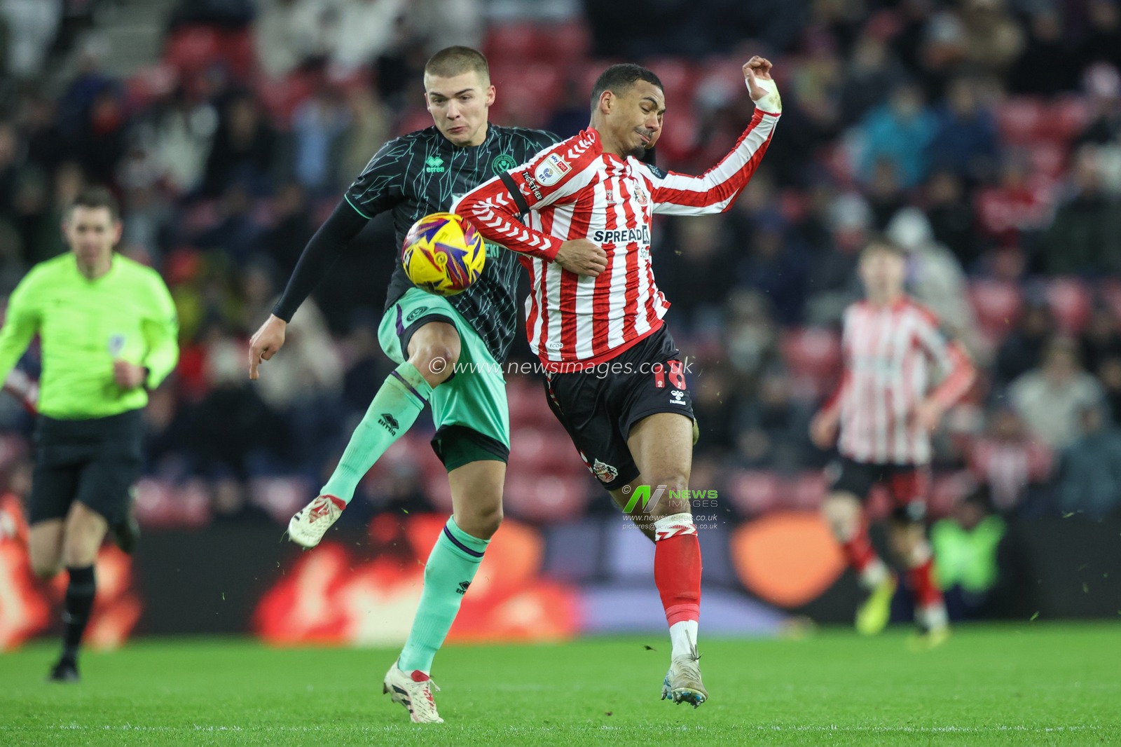 Alfie Gilchrist of Sheffield United and Wilson Isidor of Sunderland battle for the ball during the Sky Bet Championship match Sunderland vs Sheffield United at Stadium Of Light, Sunderland, United Kingdom, 1st January 2025

(Photo by Alfie Cosgrove/News Images)