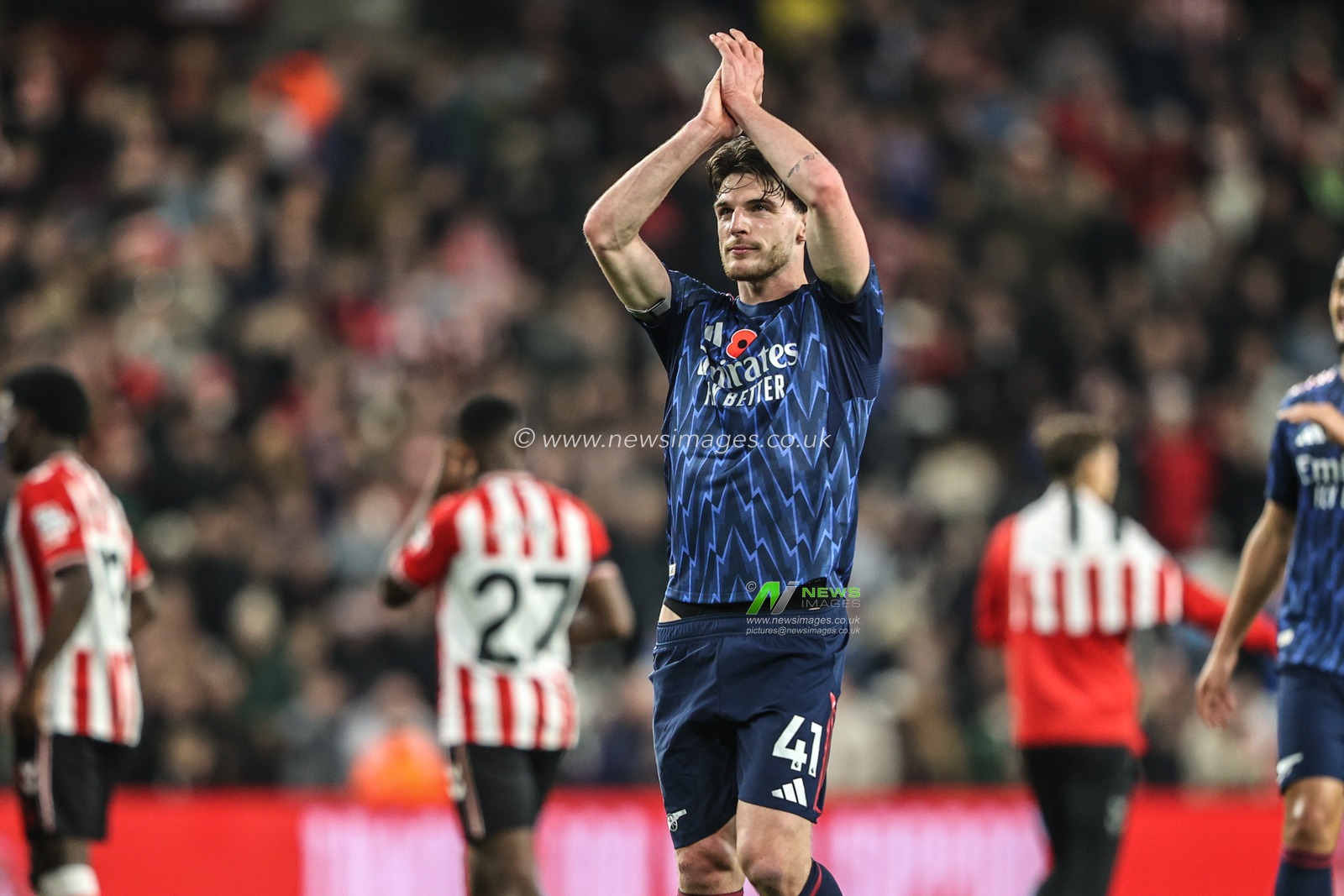 Declan Rice of Arsenal applauds the fans after the game during the Premier League match Sunderland vs Arsenal at Stadium Of Light, Sunderland, United Kingdom, 8th November 2025

(Photo by Alfie Cosgrove/News Images)

*** GER AUT SUI OUT ***