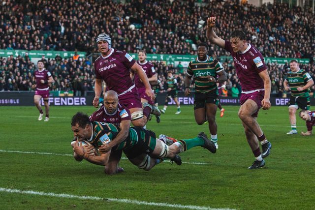 Josh Kemeny of Northampton Saints dives over for Saints bonus point try during the Gallagher Premiership match Northampton Saints vs Sale Sharks at Cinch Stadium at Franklin's Gardens, Northampton, United Kingdom, 20th December 2025

(Photo by Craig Evans/News Images)

*** GER AUT SUI OUT ***