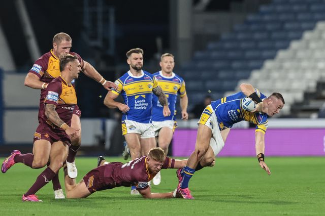Harry Newman of Leeds Rhinos is tackled by Jack Billington of Huddersfield Giants during the Betfred Super League Round 25 match Huddersfield Giants vs Leeds Rhinos at Accu Stadium, Huddersfield, United Kingdom, 4th September 2025

(Photo by Mark Cosgrove/News Images)