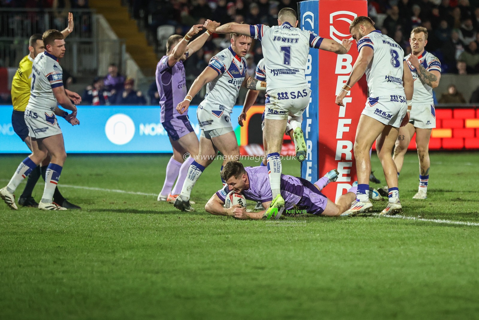 Tom Davies of Hull KR goes over for a try during the Betfred Super League Round 2 match Wakefield Trinity vs Hull KR at DIY Kitchens Stadium, Wakefield, United Kingdom, 20th February 2025

(Photo by Alfie Cosgrove/News Images)