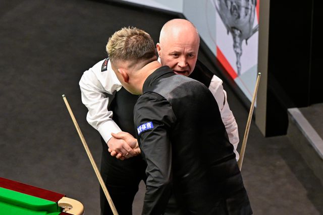 Kyren Wilson celebrates his victory over John Higgins, during the Cazoo World Championships 2024 at Crucible Theatre, Sheffield, United Kingdom, 1st May 2024

(Photo by Cody Froggatt/News Images)