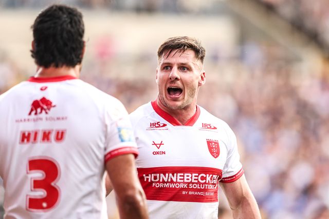Tom Davies of Hull KR gives instructions to Peta Hiku of Hull KR during the Betfred Super League round 16 match Leeds Rhinos vs Hull KR at AMT Headingley Stadium, Leeds, United Kingdom on 26 June 2026

(Photo by Alfie Cosgrove/News Images)
