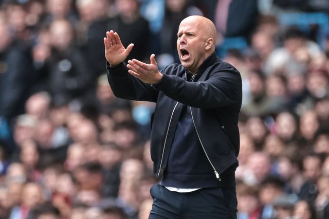Arne Slot manager of Liverpool reacts in the technical area during the Emirates FA Cup Quarter-Final match Manchester City vs Liverpool at Etihad Stadium, Manchester, United Kingdom on 04 April 2026

(Photo by Mark Cosgrove/News Images)