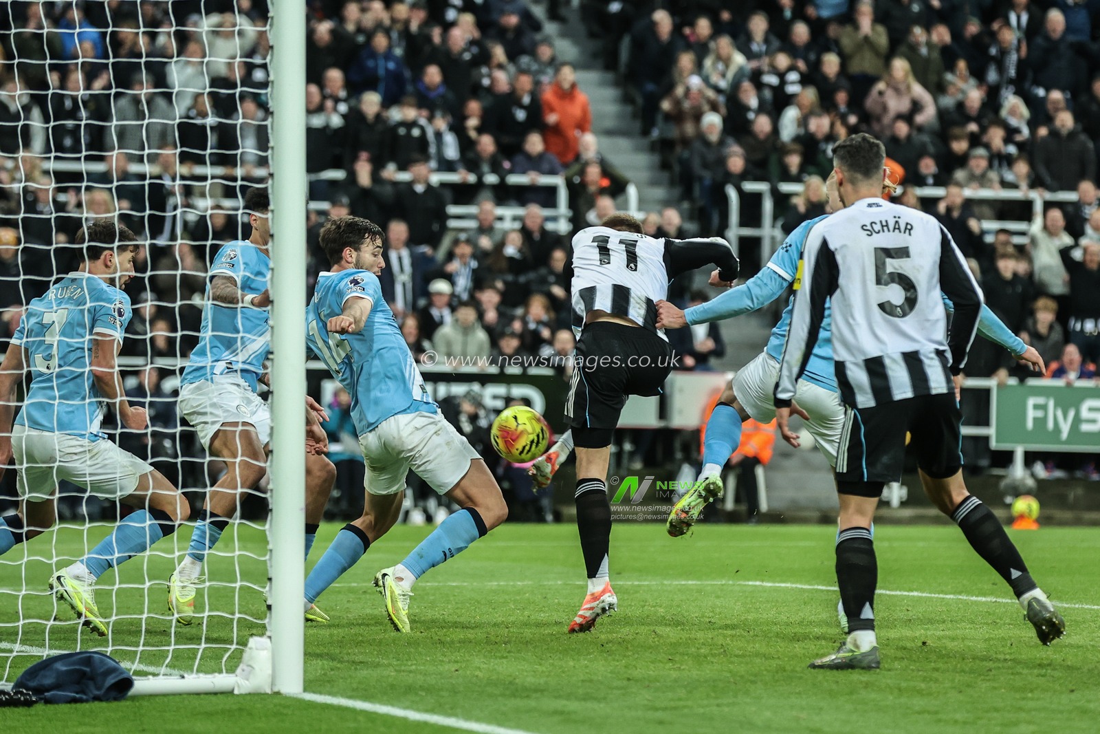 Harvey Barnes of Newcastle Untied scores to make it 2-1 during the Premier League match Newcastle United vs Manchester City at St. James's Park, Newcastle, United Kingdom, 21st November 2025

(Photo by Alfie Cosgrove/News Images)

*** GER AUT SUI OUT ***