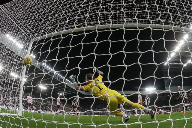 Sandro Tonali of Newcastle United scores a goal past Mark Flekken to make it 2-0 during the Carabao Cup Quarter Final Newcastle United vs Brentford at St. James's Park, Newcastle, United Kingdom, 18th December 2024

(Photo by Mark Cosgrove/News Images)