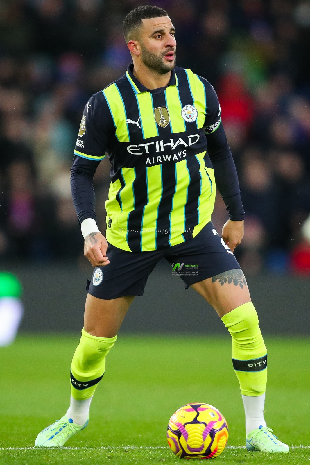Kyle Walker of Manchester City passes the ball during the Premier League match Crystal Palace vs Manchester City at Selhurst Park, London, United Kingdom, 7th December 2024

(Photo by Izzy Poles/News Images)