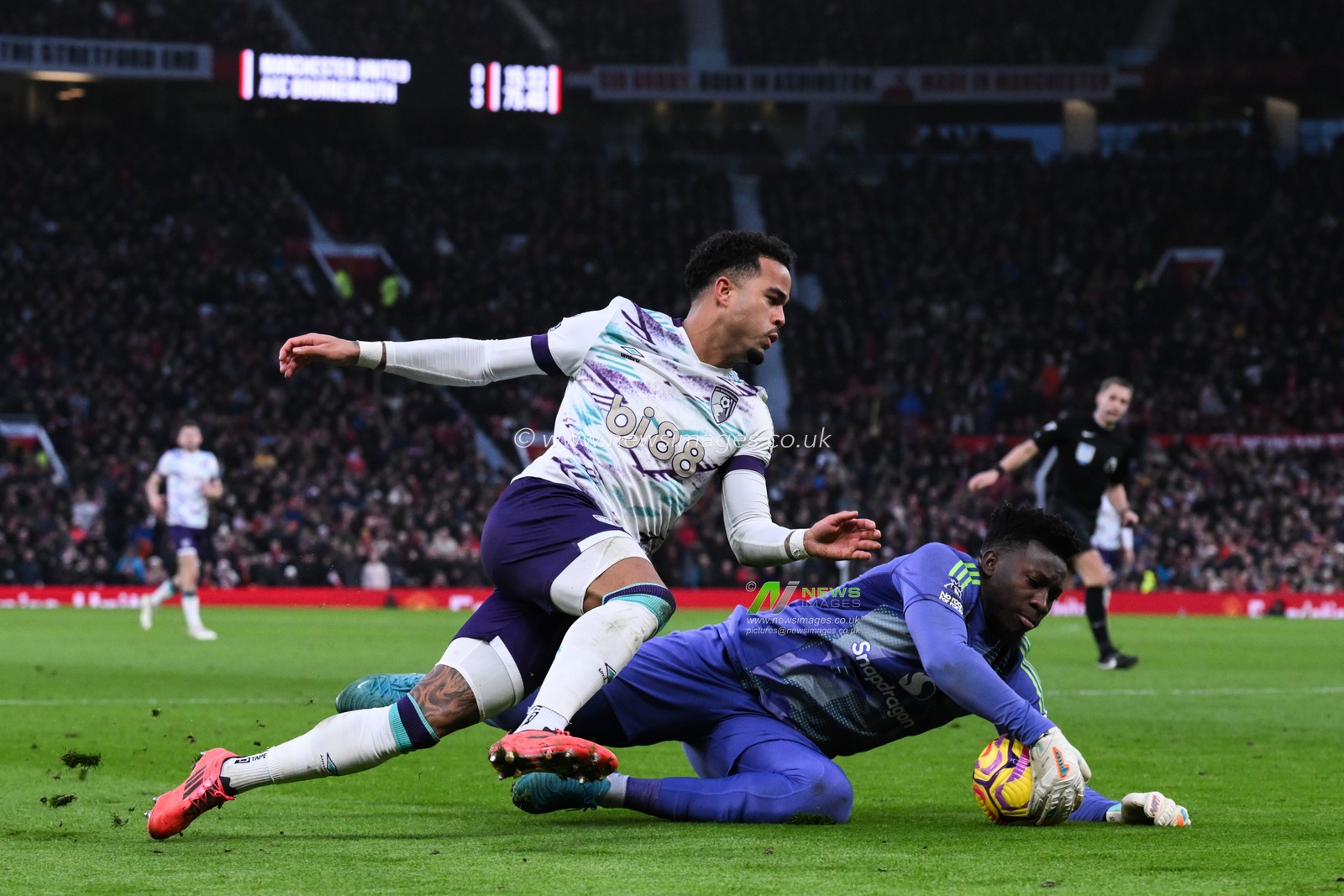 AndrÃ© Onana of Manchester United beats Justin Kluivert of Bournemouth to the loose ball during the Premier League match Manchester United vs Bournemouth at Old Trafford, Manchester, United Kingdom, 22nd December 2024

(Photo by Craig Thomas/News Images)