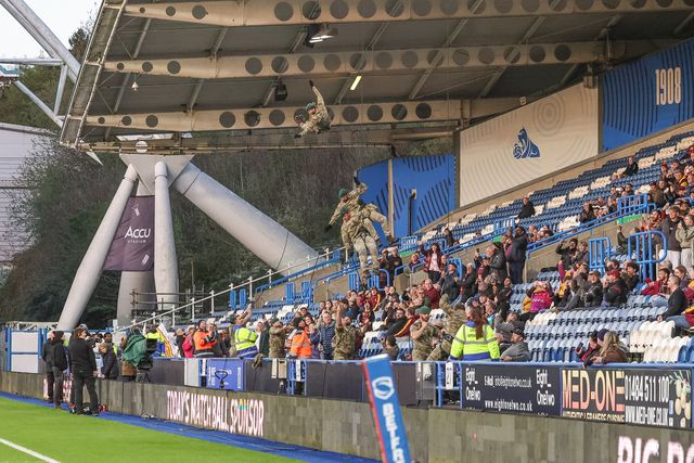Royal Marine Commodes deliver the match ball after abseiling off the stadium roof during the Betfred Super League round 8 match Huddersfield Giants vs Leeds Rhinos at Accu Stadium, Huddersfield, United Kingdom on 17 April 2026

(Photo by Mark Cosgrove/News Images)