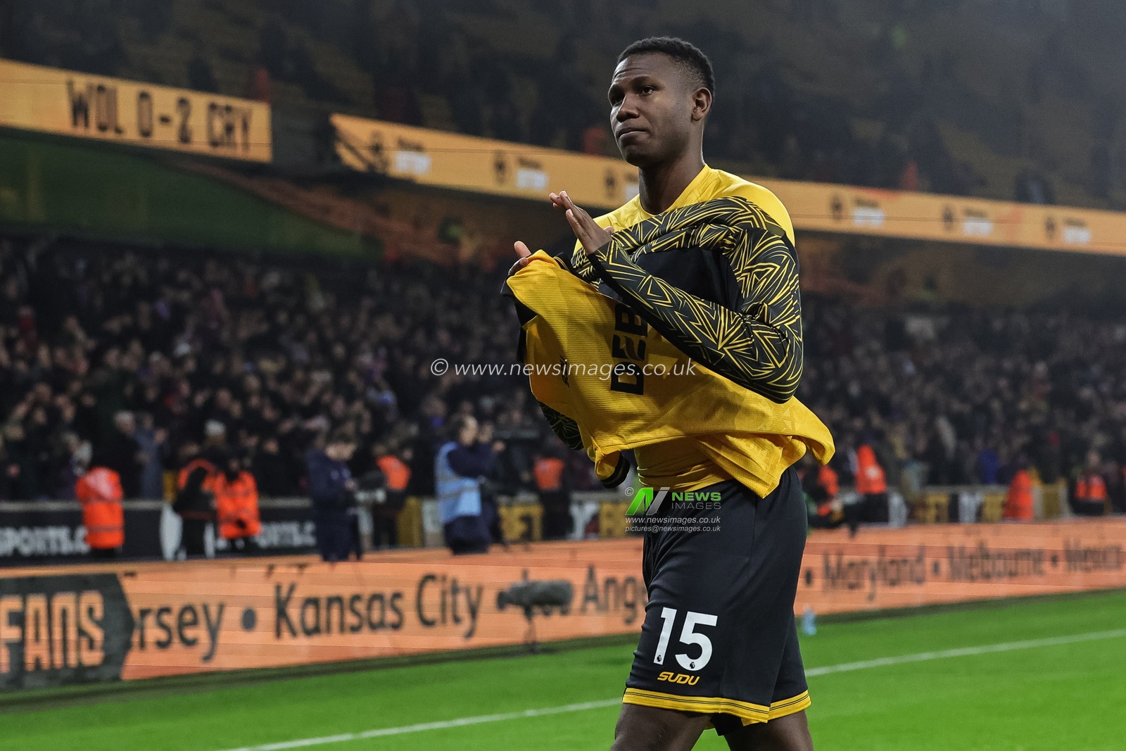 Yerson Mosquera of Wolverhampton Wanderers applauds the fans after the final whistle during the Premier League match Wolverhampton Wanderers vs Crystal Palace at Molineux, Wolverhampton, United Kingdom, 22nd November 2025

(Photo by Mark Cosgrove/News Images)

*** GER AUT SUI OUT ***
