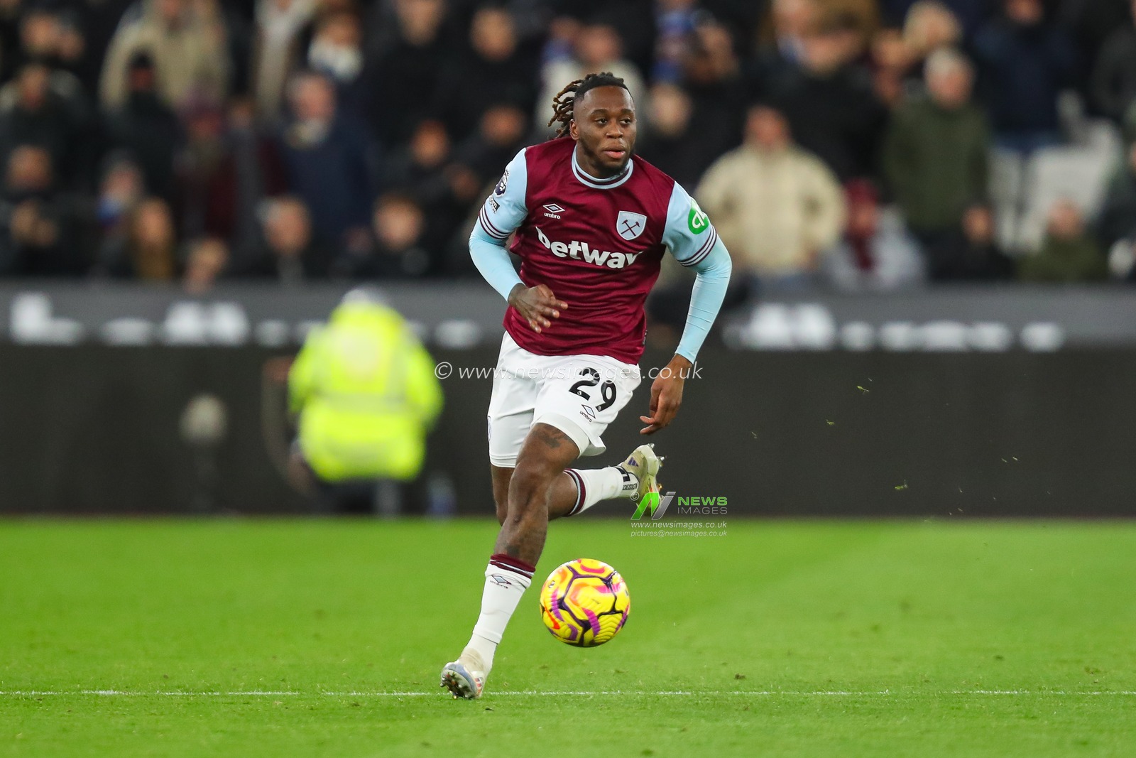 Aaron Wan-Bissaka of West Ham United makes a break with the ball  during the Premier League match West Ham United vs Wolverhampton Wanderers at London Stadium, London, United Kingdom, 9th December 2024

(Photo by Izzy Poles/News Images)